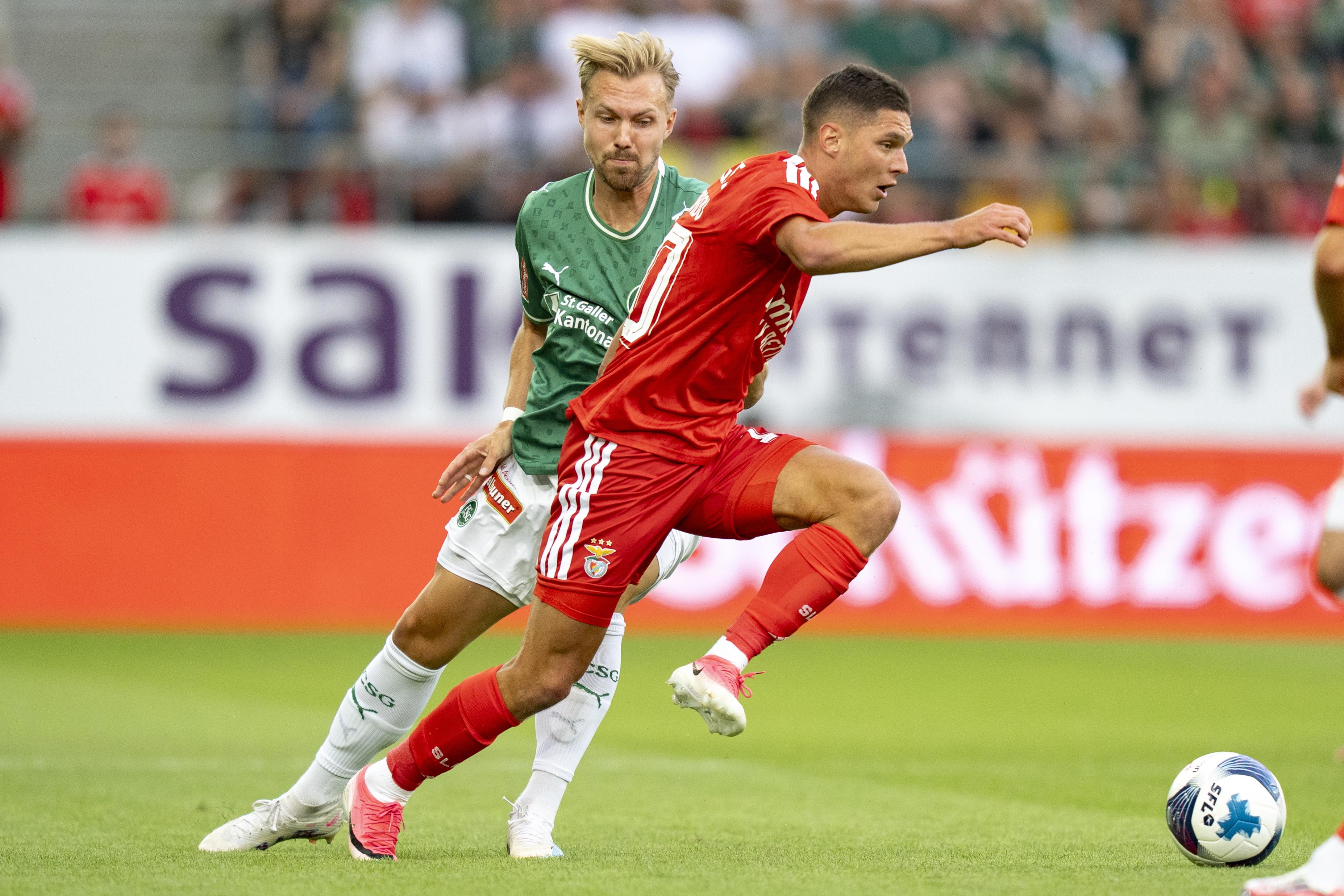 Sudakov conduz a bola no jogo do Benfica com o St. Gallen - Foto: EPA/CLAUDIO THOMA