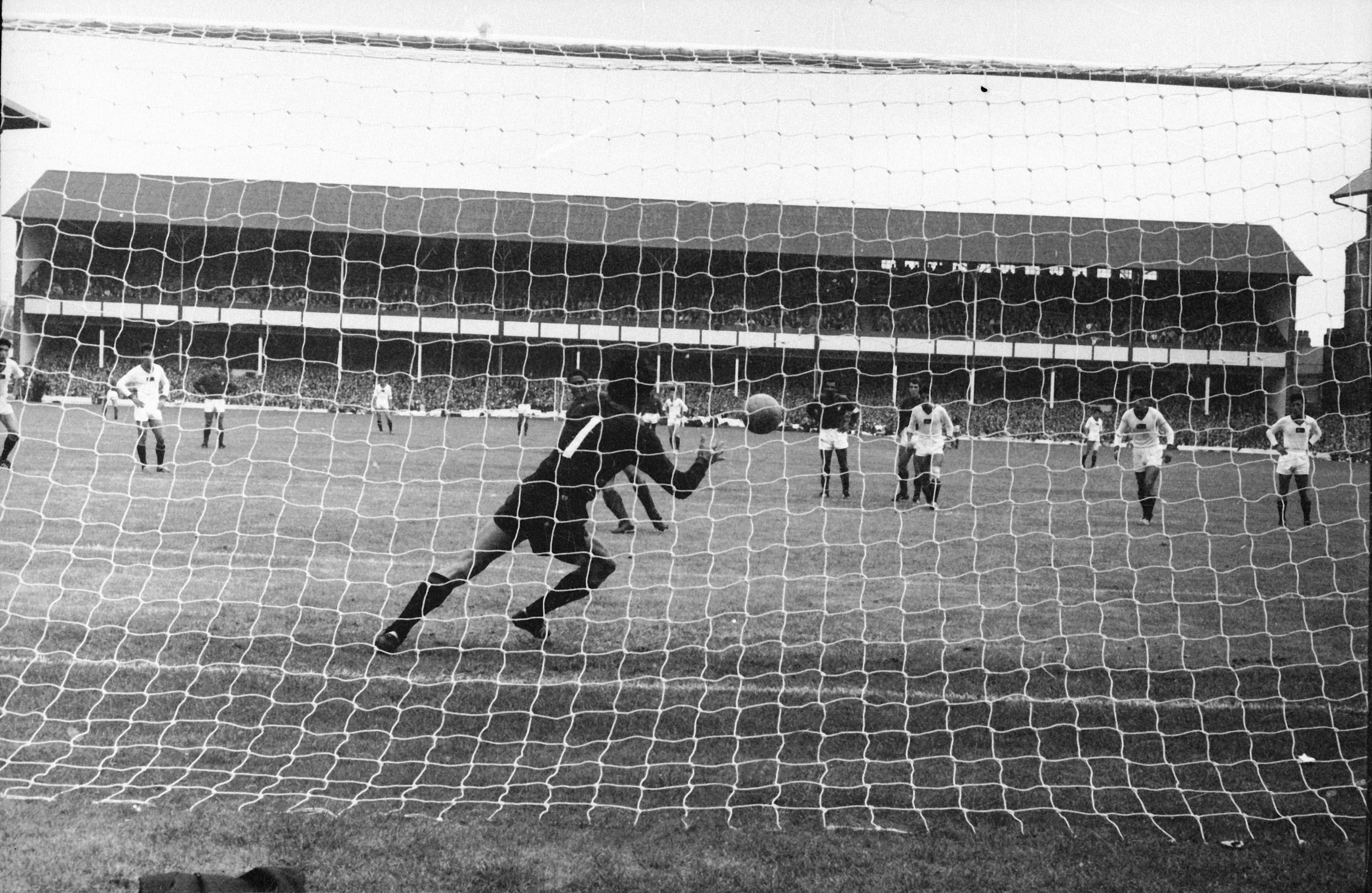 Eusébio marca de grande penalidade no Portugal-Coreia do Norte (5-3), em Goodison Park, Liverpool, em 1966 - Foto: A BOLA