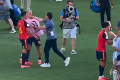 Momento em que Ayala desfere um soco em Dani Olmo