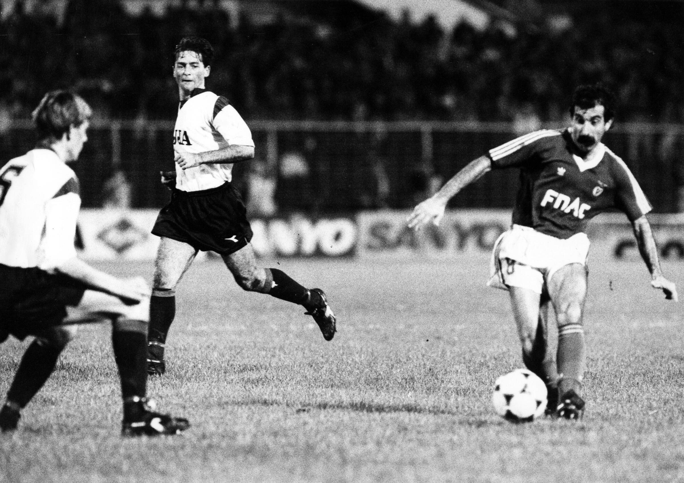 Liègeois 2-1 Benfica, 1.ª mão da 2.ª ronda da Taça UEFA 1988/89. O empate na Luz com os belgas na 2.ª mão ditou a eliminação das águias (Foto: ASF)