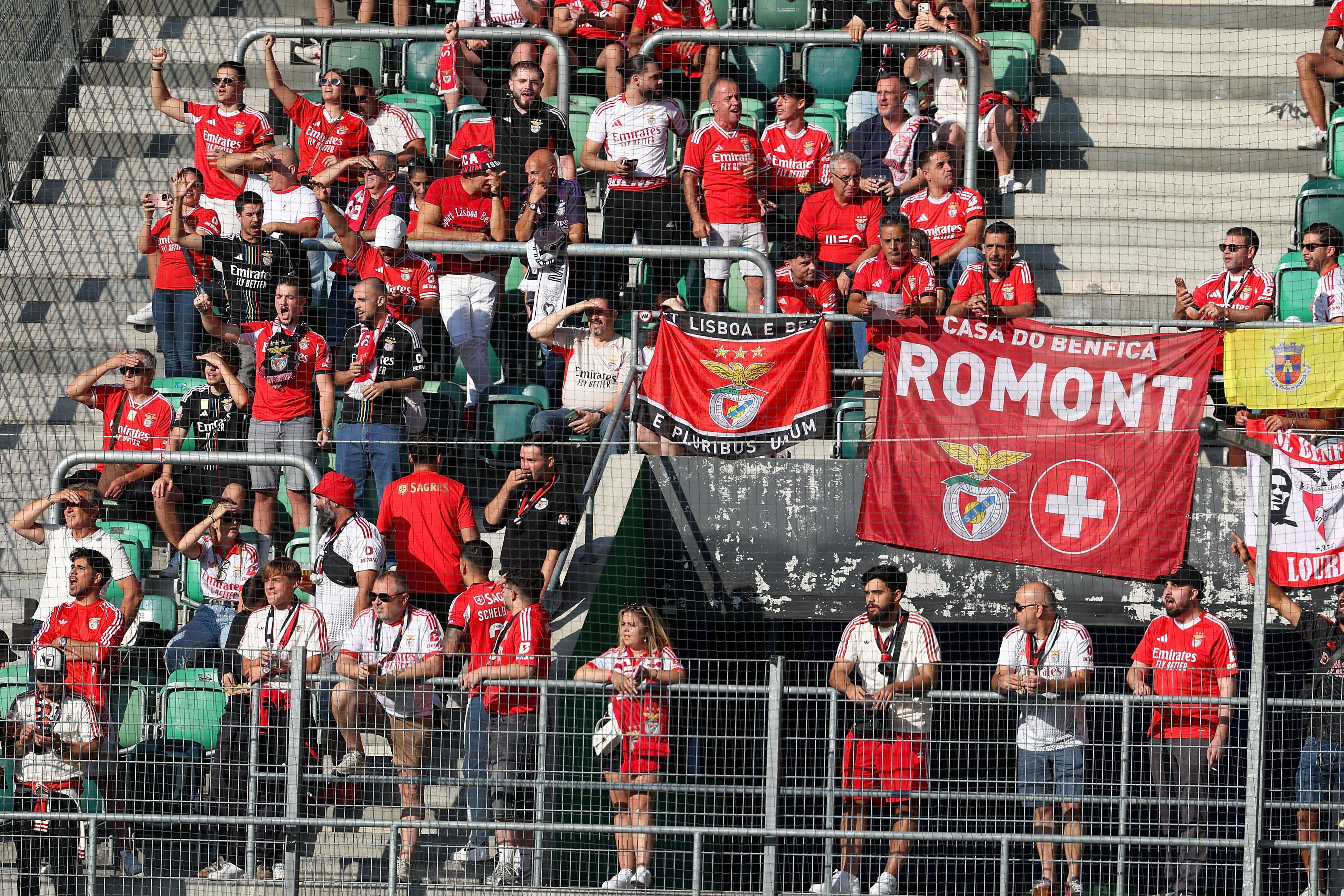 Adeptos do Benfica nas bancadas do estádio do St. Gallen - Foto: IMAGO