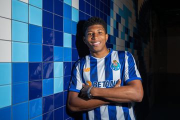 Oficial: FC Porto anuncia internacional jovem colombiano