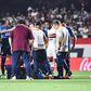 Jogador uruguaio cai em campo e é retirado de ambulância