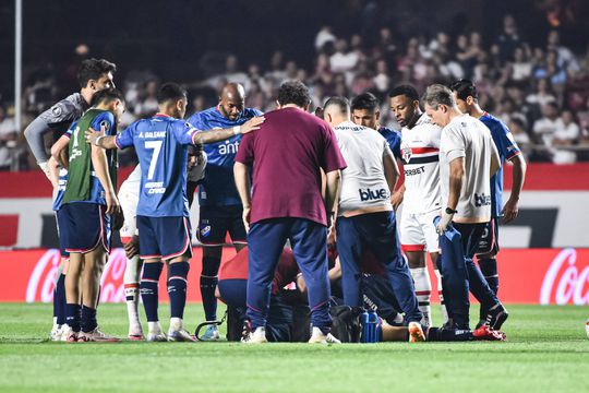 Jogador uruguaio cai em campo e é retirado de ambulância