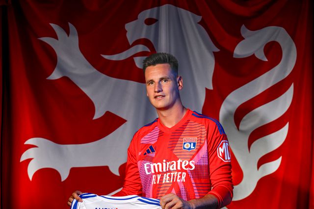 Oficial: a precisar de vender Lyon anuncia... mais um reforço