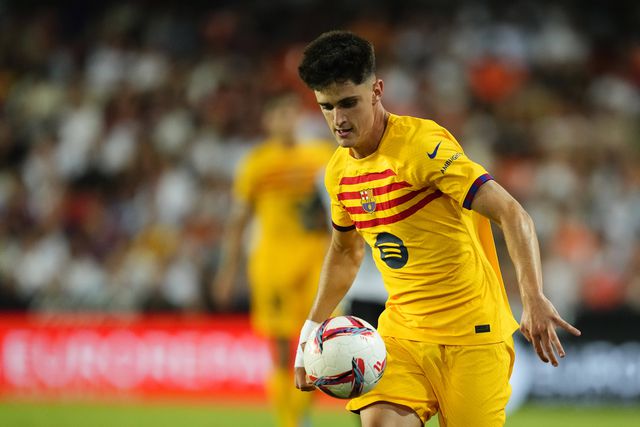 Avançado de 22 anos assina primeiro contrato profissional com o Barcelona