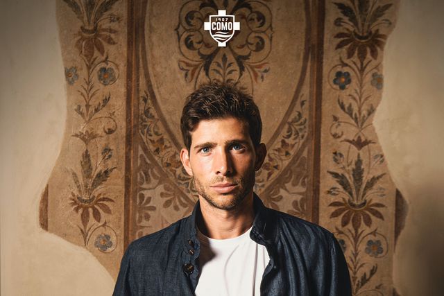 Oficial: ex-capitão do Barcelona é reforço de Fàbregas