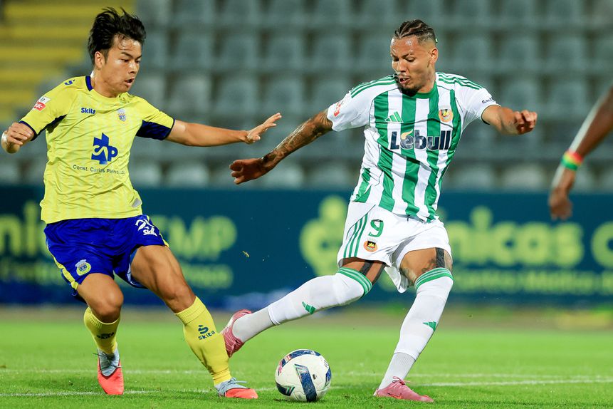 Está intenso e muito equilibrado o encontro entre arouquenses e vilacondenses (Foto: José Coelho/LUSA)