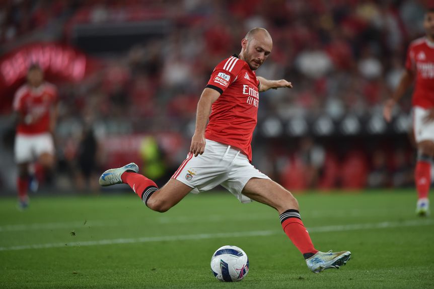 Aursnes fez o gosto ao pé na Luz (Foto: Miguel Nunes)
