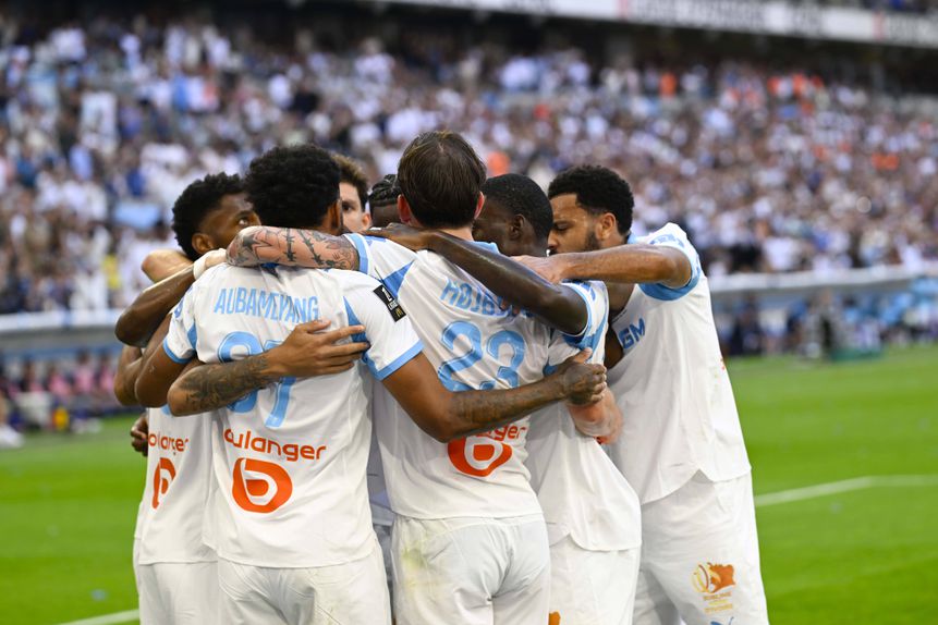 Jogadores do Marselha a festejarem um dos cinco golos ao Paris FC