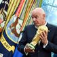 Infantino mostra a Donald Trump o troféu de campeão do Mundo