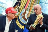 Infantino mostra a Donald Trump o troféu de campeão do Mundo