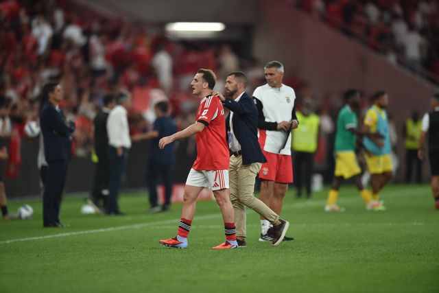 Akturkoglu deixa o relvado com Simão Sabrosa