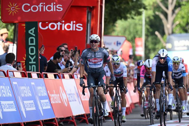Vuelta: Jasper Philipsen vence em Novara
