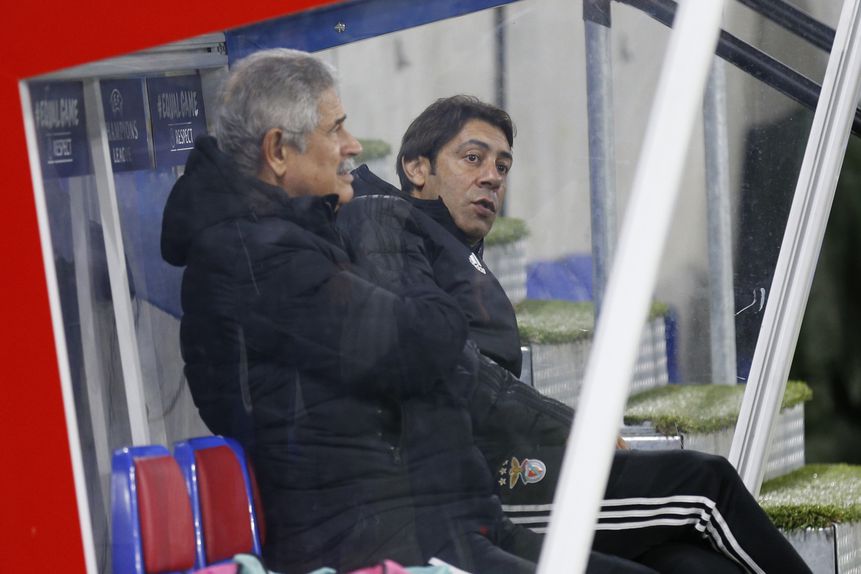 Luís Filipe Vieira e Rui Costa juntos a assistir a um treino do Benfica