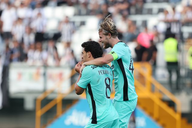 Pedro Gonçalves ao lado de Morten Hjulmand após o bis