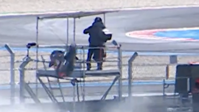 Moto de Pedro Acosta quase atinge operador de câmara após acidente