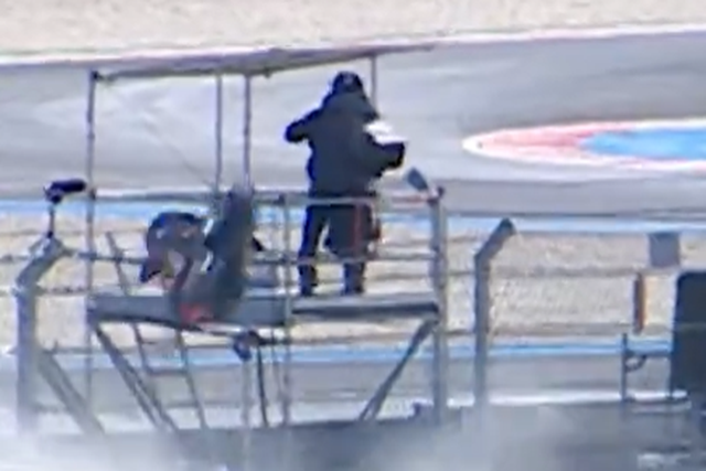 Moto de Pedro Acosta quase atinge operador de câmara após acidente