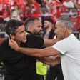 Bruno Lage cumprimenta Ivo Vieira antes do início do jogo entre Benfica e Tondela