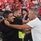 Bruno Lage cumprimenta Ivo Vieira antes do início do jogo entre Benfica e Tondela