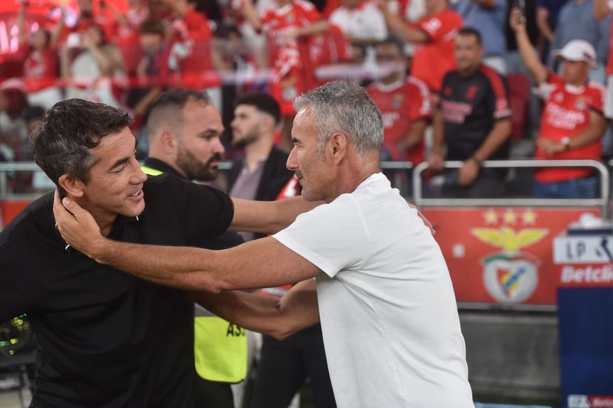 Bruno Lage cumprimenta Ivo Vieira antes do início do jogo entre Benfica e Tondela
