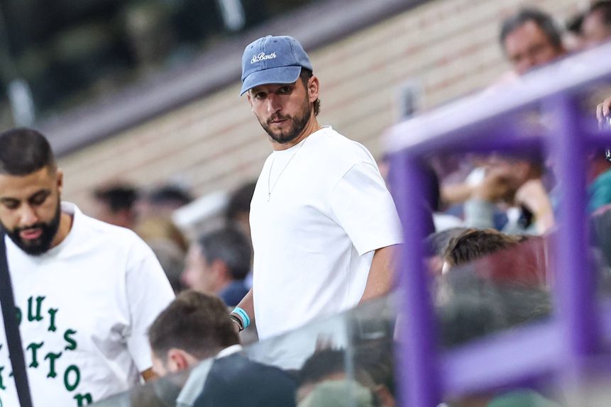 Dries Mertens a assistir a um jogo de futebol na Bélgica