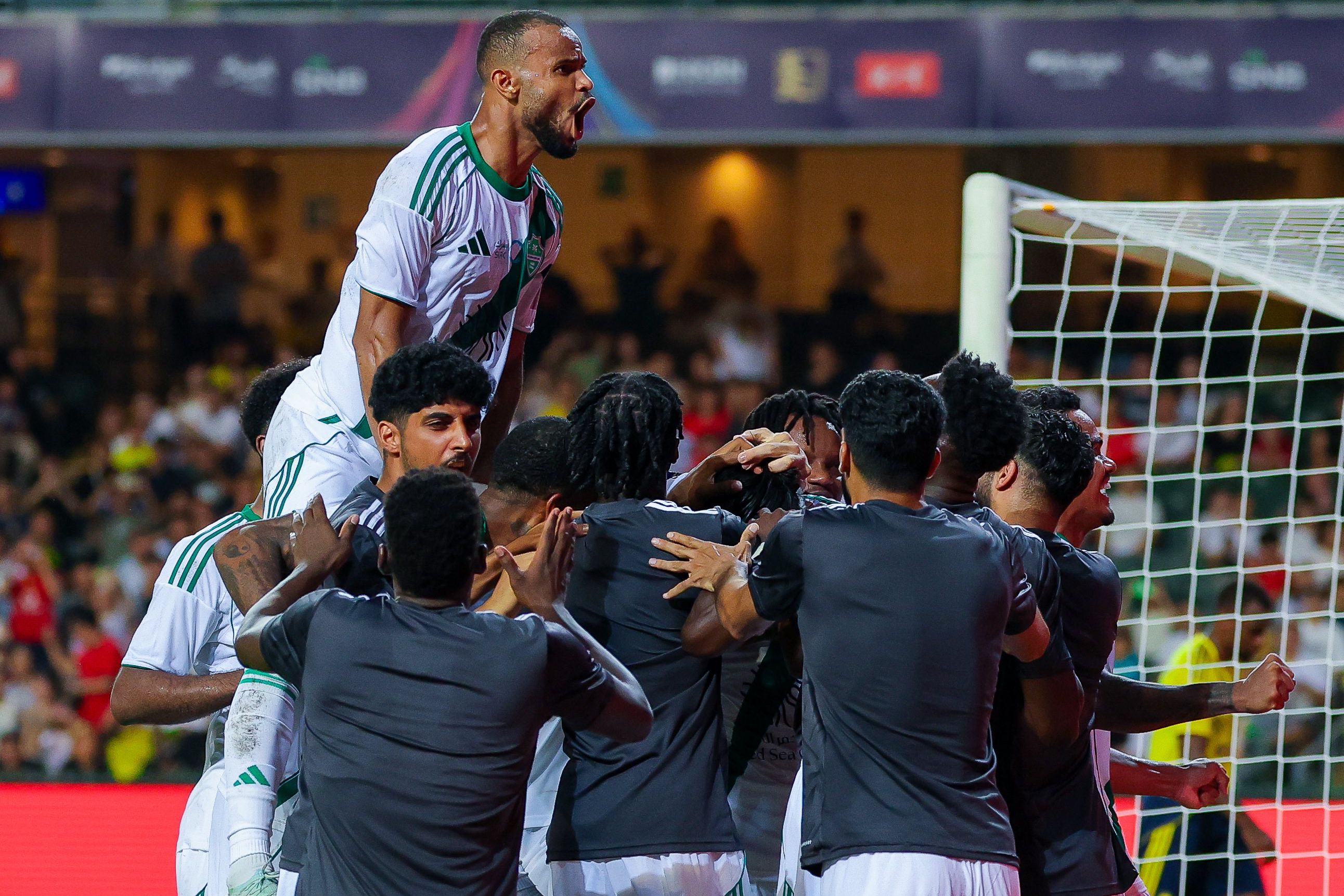 Festa da equipa do Al-Ahli depois da vitória nas grandes penalidades sobre o Al-Nassr Foto: IMAGO
