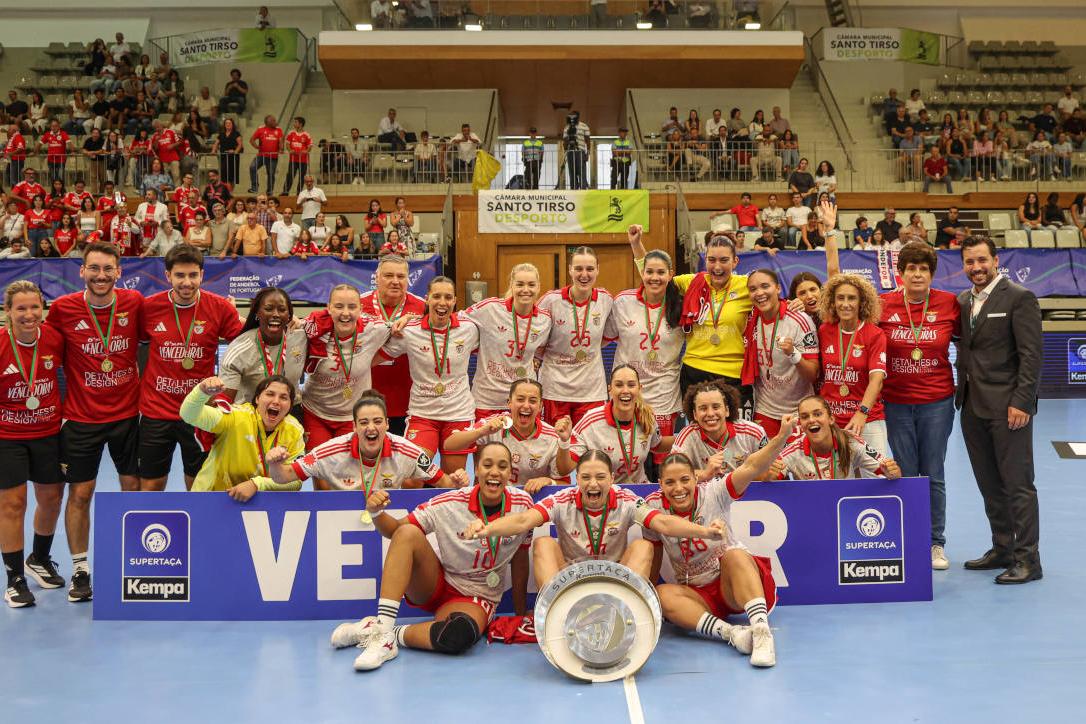 Benfica celebrou a sexta Supertaça do historial do andebol feminino do clube (foto SL Benfica)