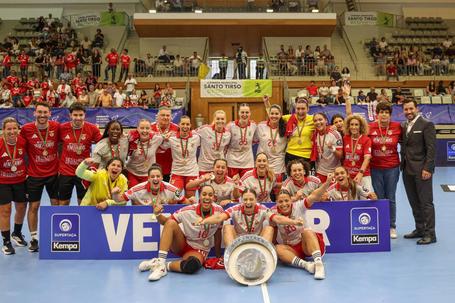 Benfica celebrou a sexta Supertaça do historial do andebol feminino do clube (foto SL Benfica)