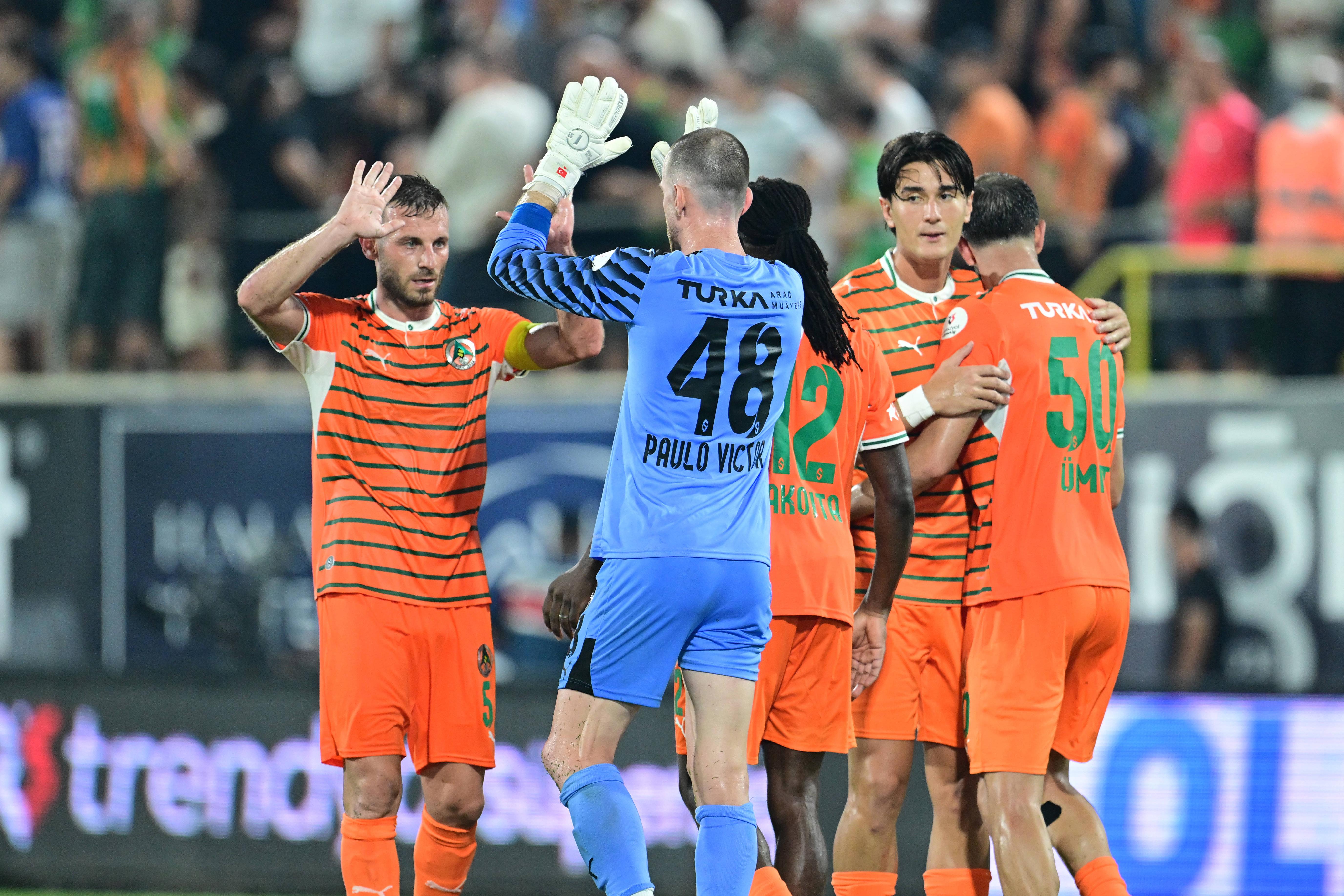 Jogadores de João Pereira a festejarem o triunfo