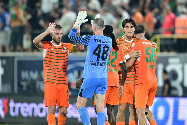 Jogadores de João Pereira a festejarem o triunfo