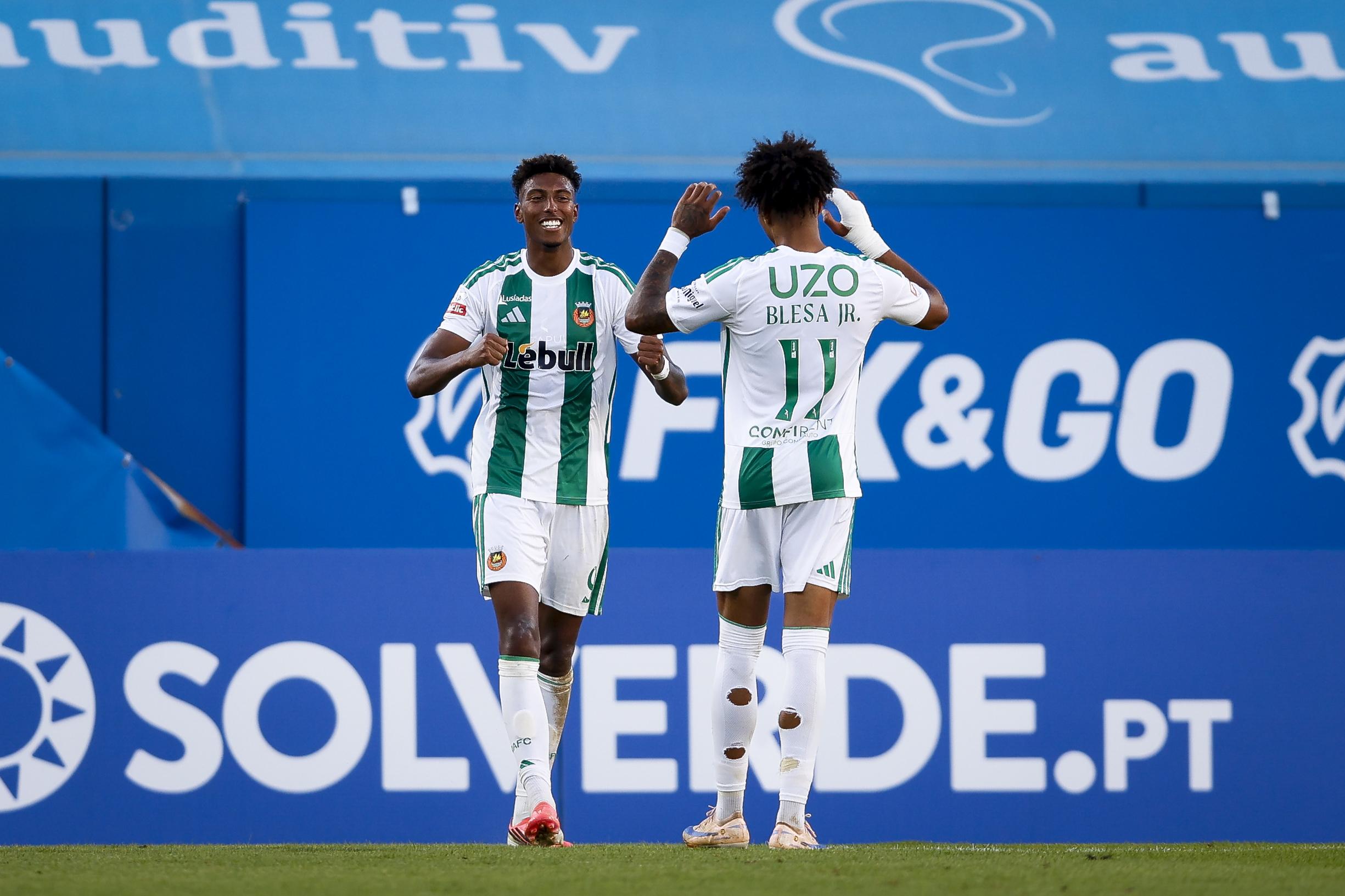 Entendimento entre Jalen Blesa e Tamble Monteiro na origem do primeiro sucesso do Rio Ave na época — Foto: Filipe Amorim/LUSA