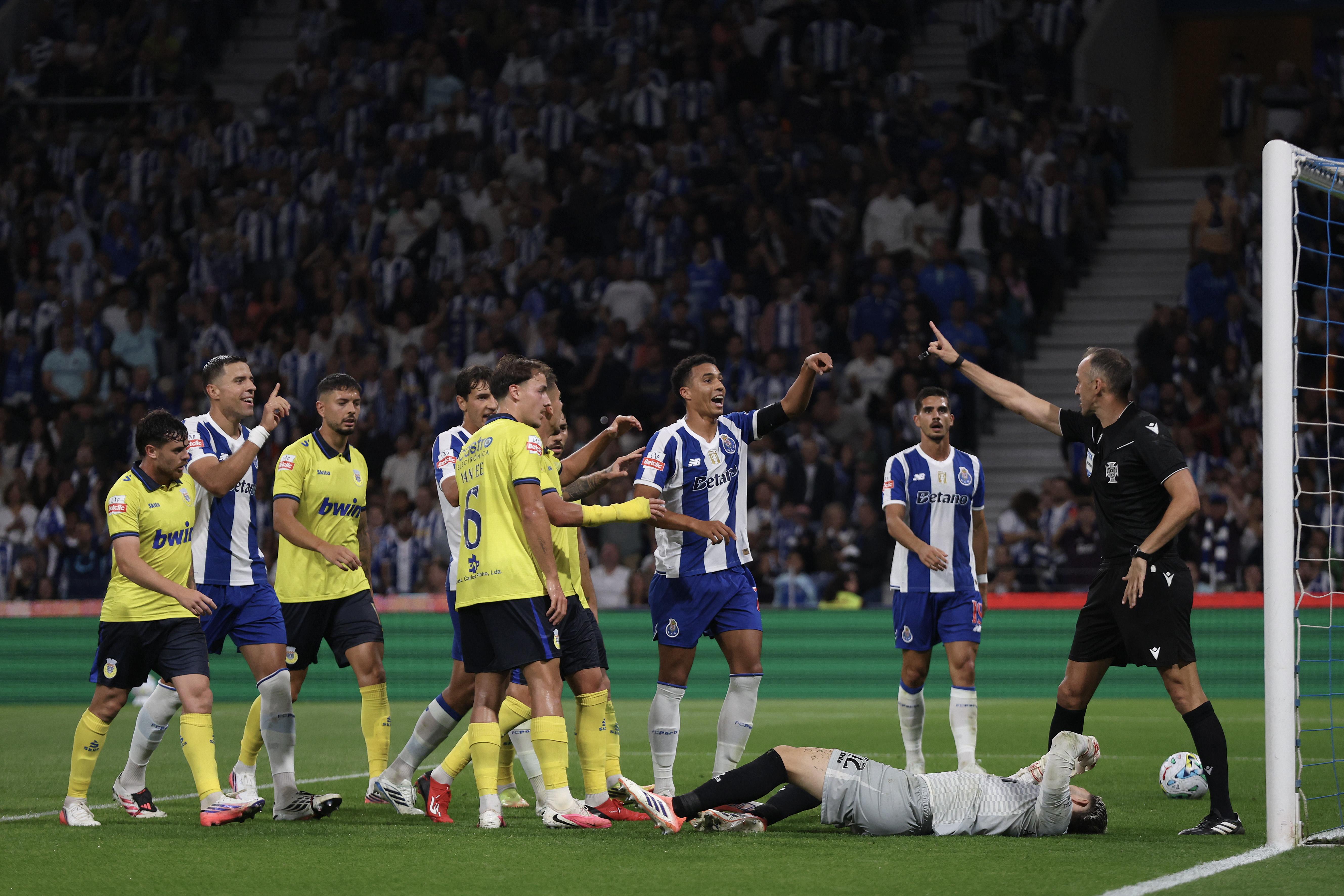 Decisão de Pinheiro no FC Porto-Arouca - Foto: MANUEL FERNANDO ARAÚJO/LUSA