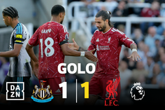 Liverpool responde com um pontapé do meio da rua de Gakpo