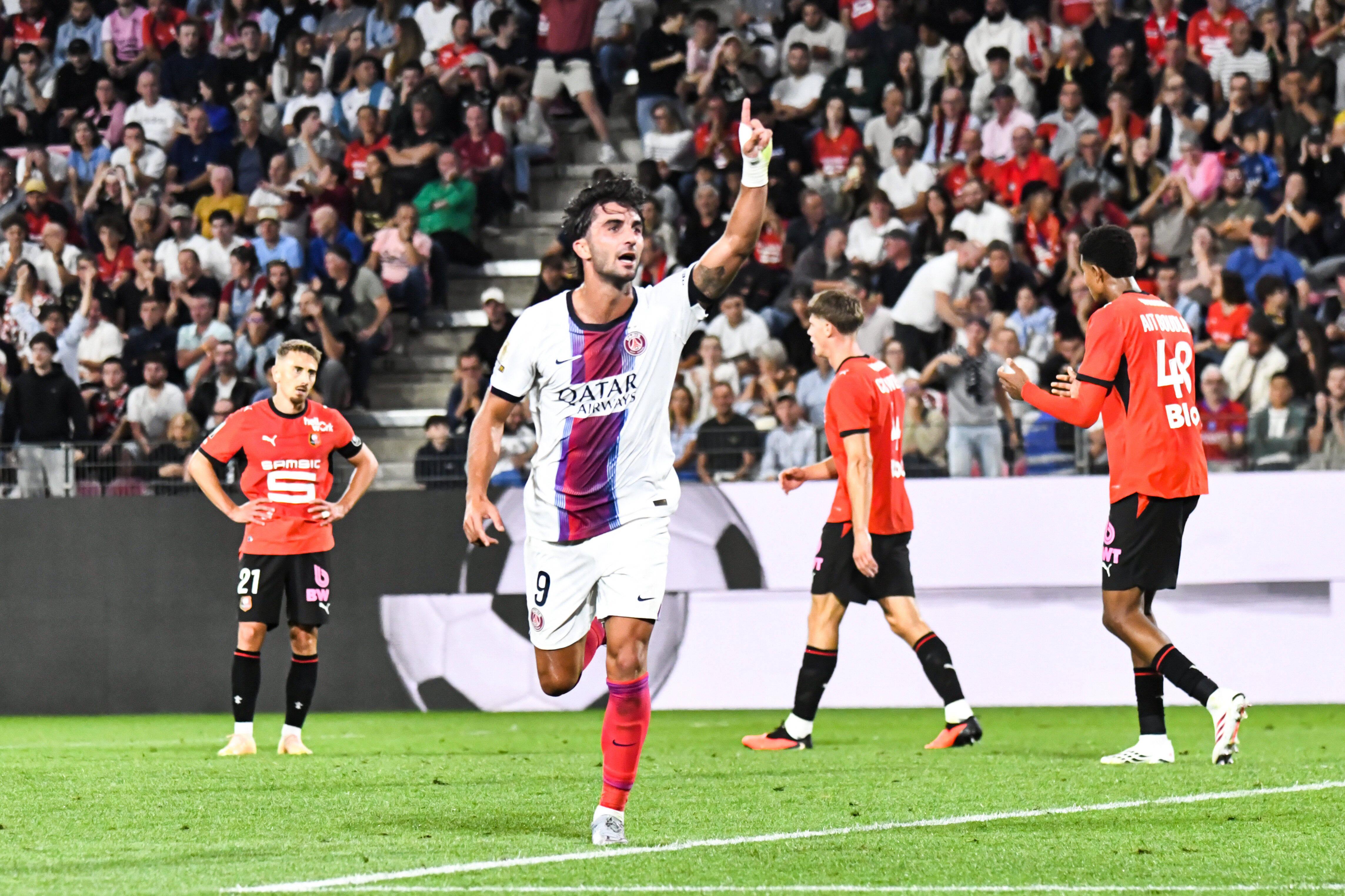 Ferrán Torres bisou pelo PSG na estreia