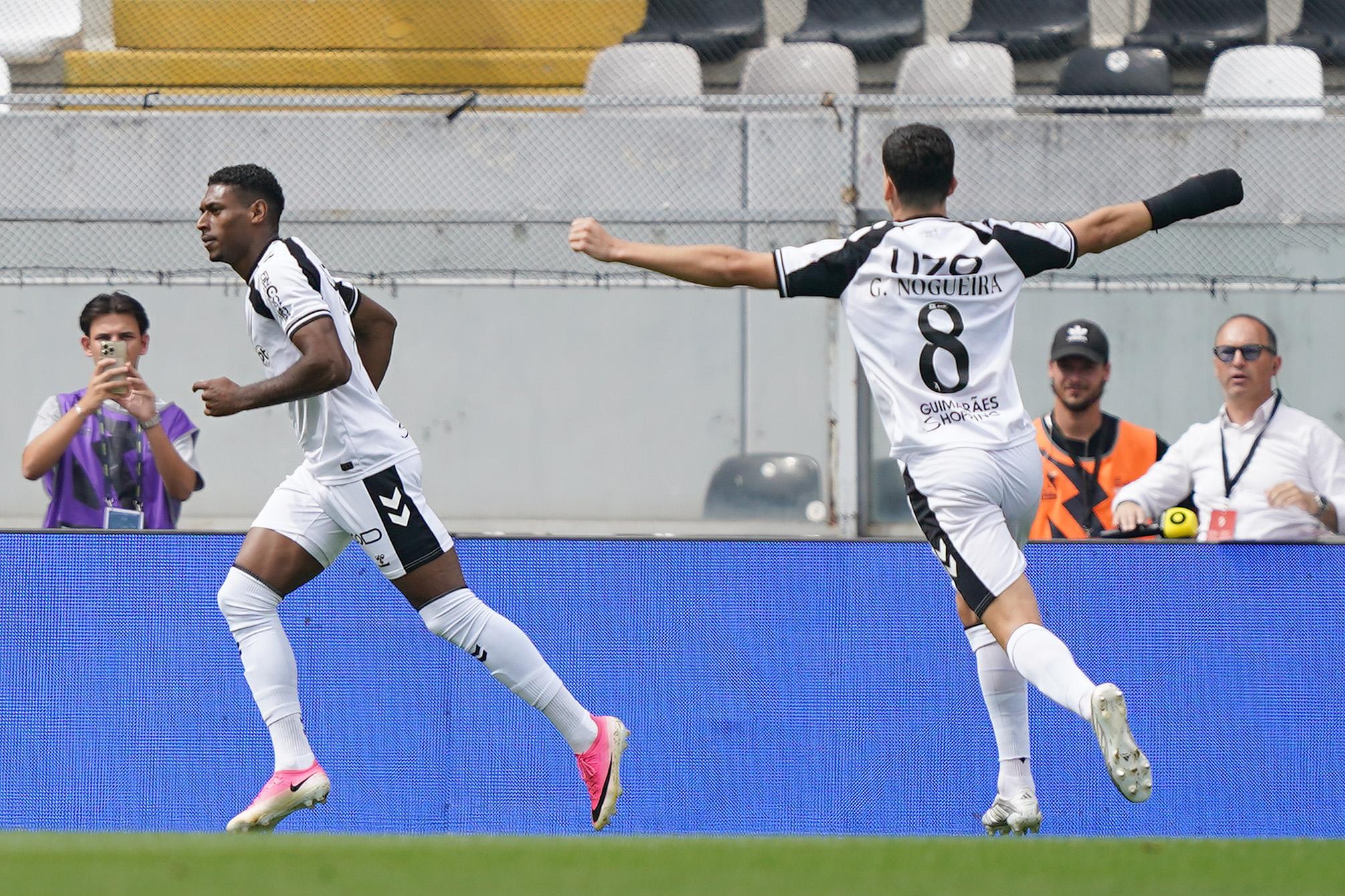 Gustavo Silva apontou o golo que selou o triunfo do Vitória de Guimarães na receção ao Nacional — Foto: Hugo Delgado/LUSA