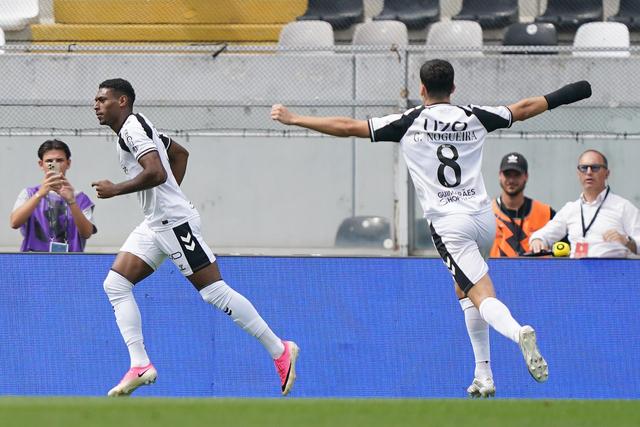 Gustavo Silva apontou o golo que selou o triunfo do Vitória de Guimarães na receção ao Nacional — Foto: Hugo Delgado/LUSA