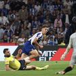 Golos espanhóis atiram o campeão para o topo isolado da Liga
