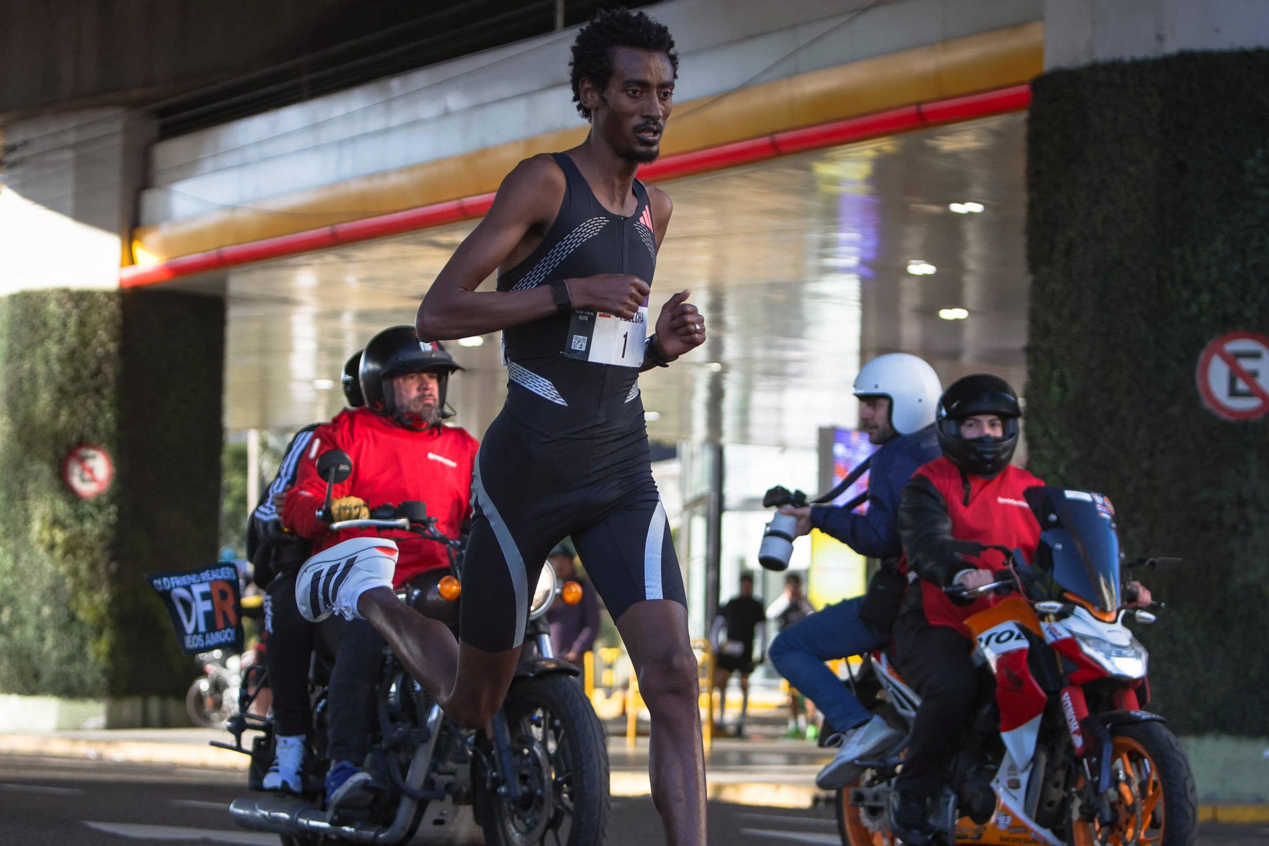 Yomif Kejelcha correu os últimos 14 km em Buenos Aires sozinho     Fotografia Imago