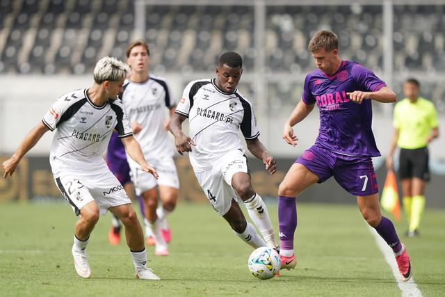 Nacional tenta reagir à desvantagem no terreno do Vitória de Guimarães — Foto: Hugo Delgado/LUSA