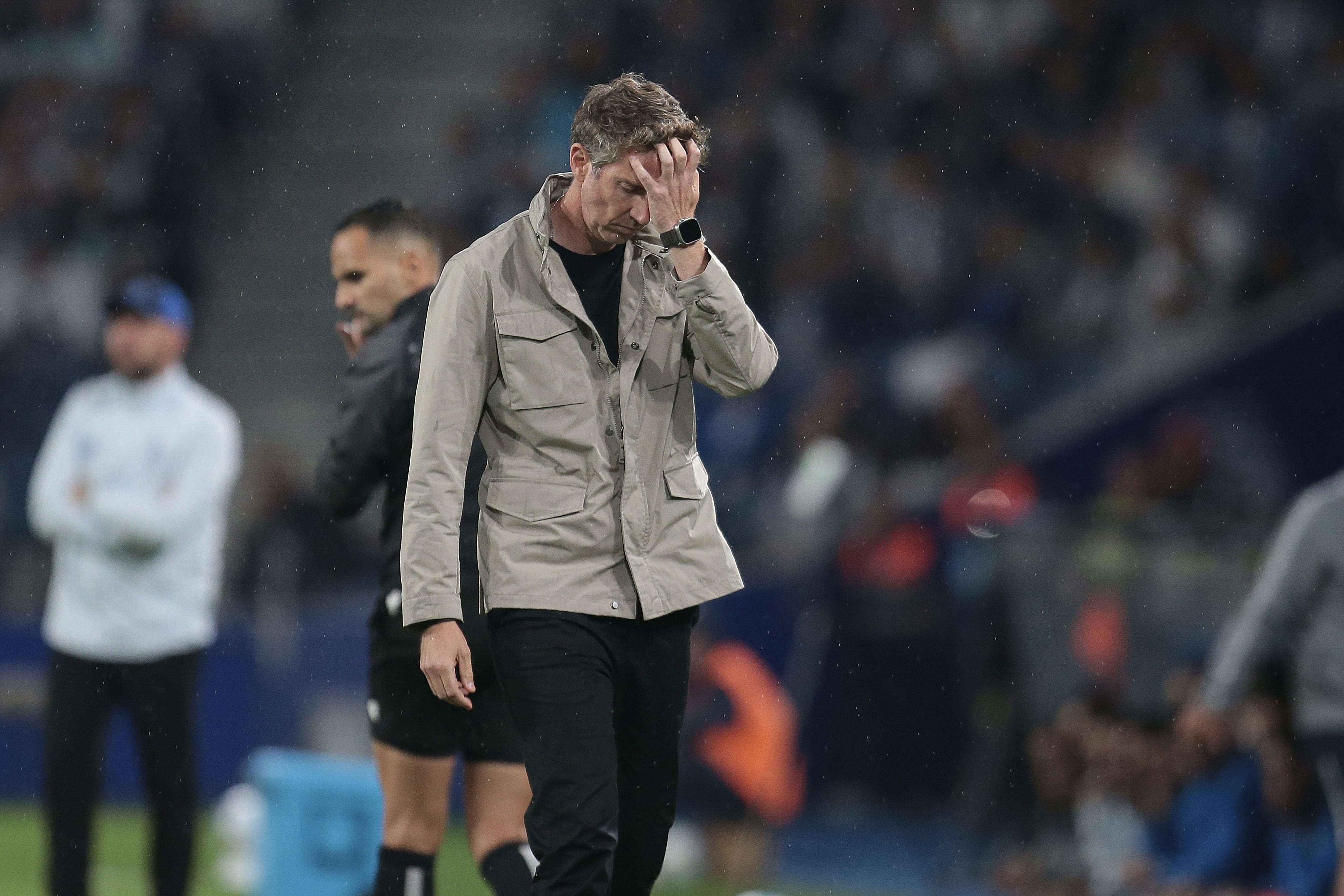 Vasco Seabra frustrado com o golo sofrido no FC Porto-Arouca - Foto: MANUEL FERNANDO ARAÚJO/LUSA