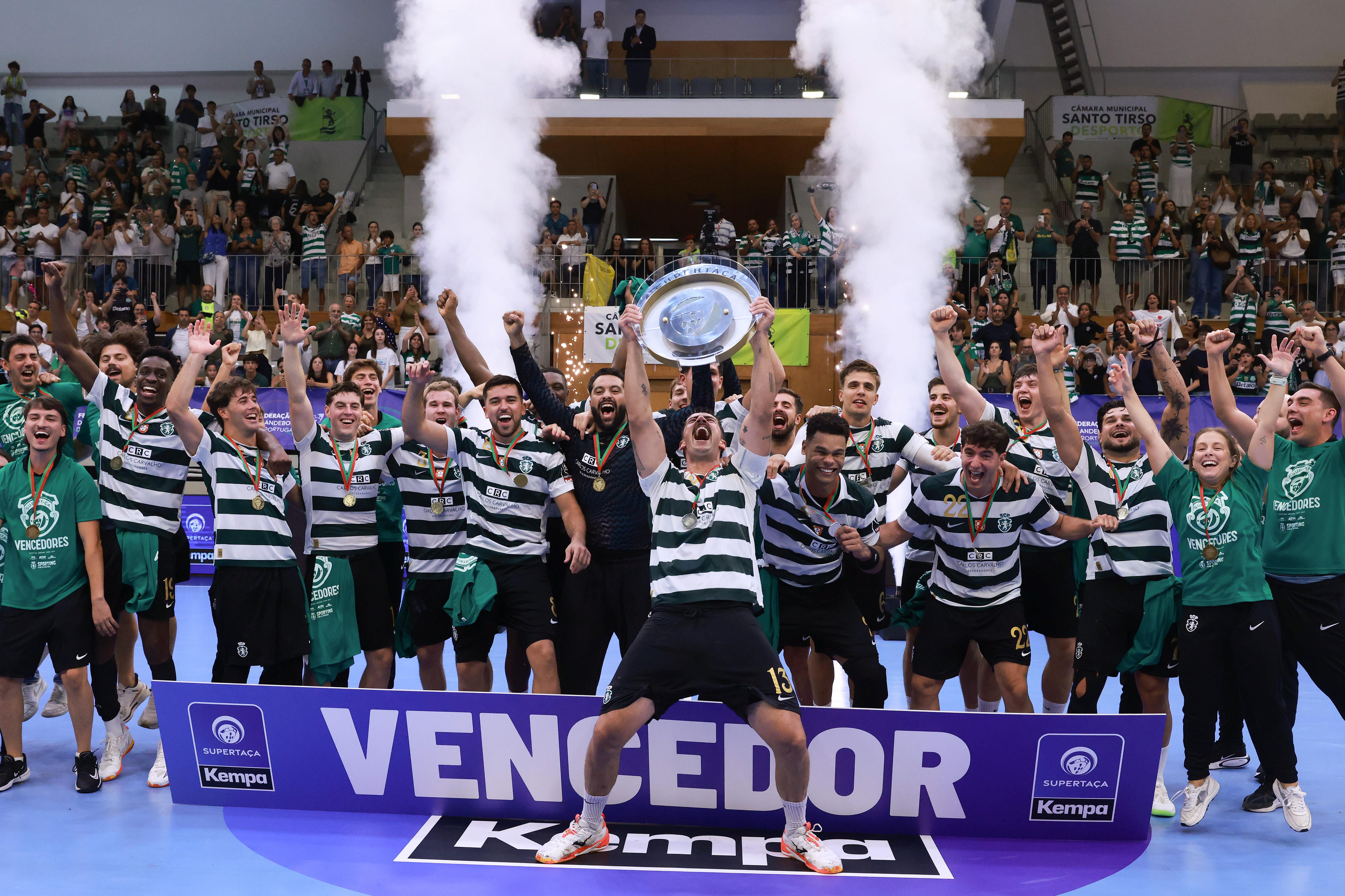 Salvador Salvador levanta o troféu na sétima conquista dos leões         Fotografia Estela Silva/Lusa