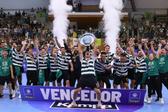 Salvador Salvador levanta o troféu na sétima conquista dos leões         Fotografia Estela Silva/Lusa