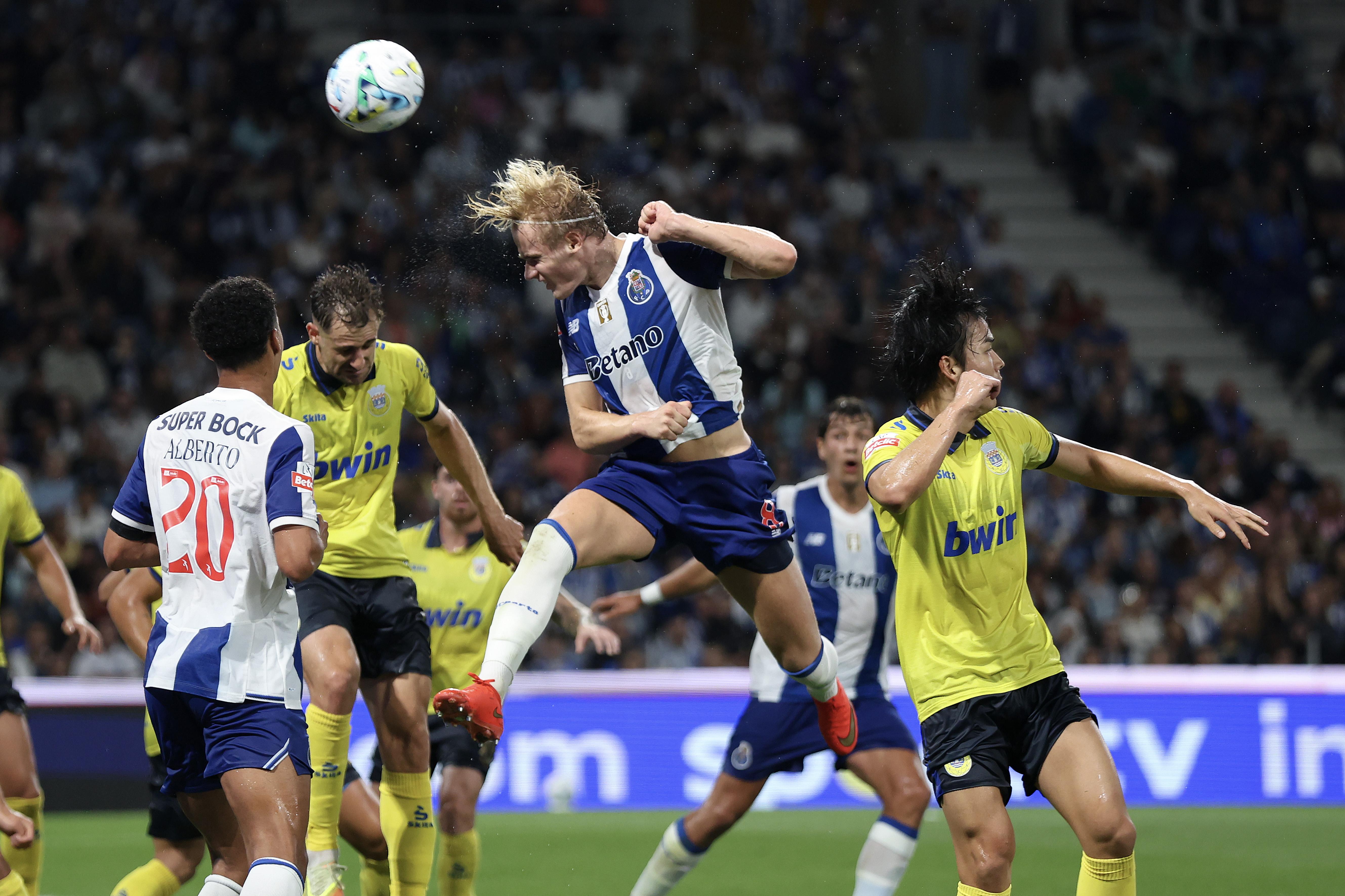 Froholdt perto do golo no FC Porto-Arouca - Foto: MANUEL FERNANDO ARAÚJO/LUSA