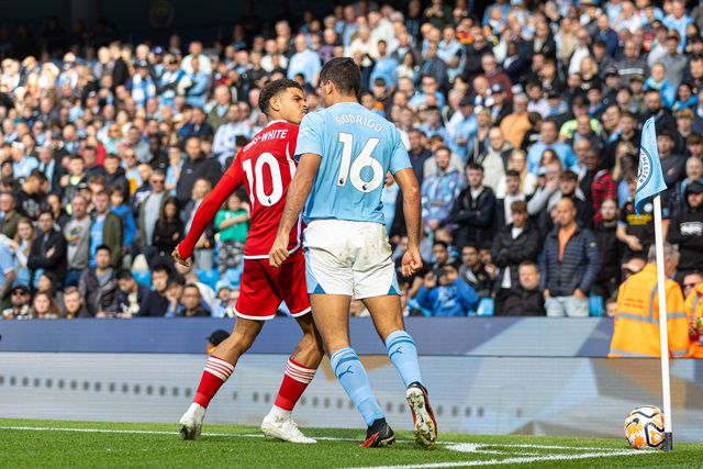 Guardiola deixa aviso a Rodri: «Eu posso levar um amarelo, mas ele não pode levar um vermelho»