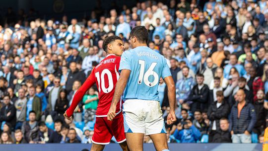 Guardiola deixa aviso a Rodri: «Eu posso levar um amarelo, mas ele não pode levar um vermelho»