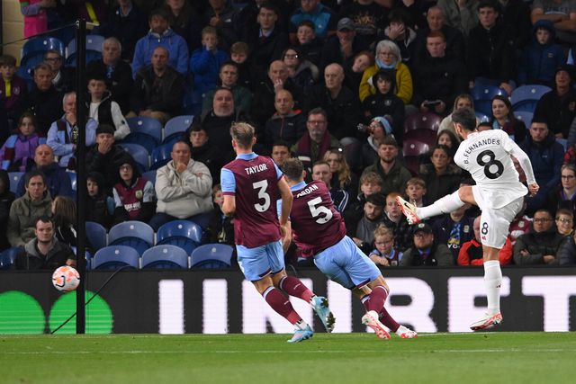 Golaço de Bruno Fernandes abre hostilidades em Turf Moor (vídeo)