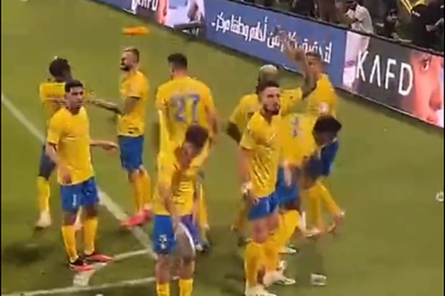 Vídeo: a estranha dança de Ronaldo enquanto Otávio calça chinelo atirado da bancada