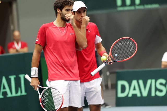 Amigos em busca da mesma ‘meia’