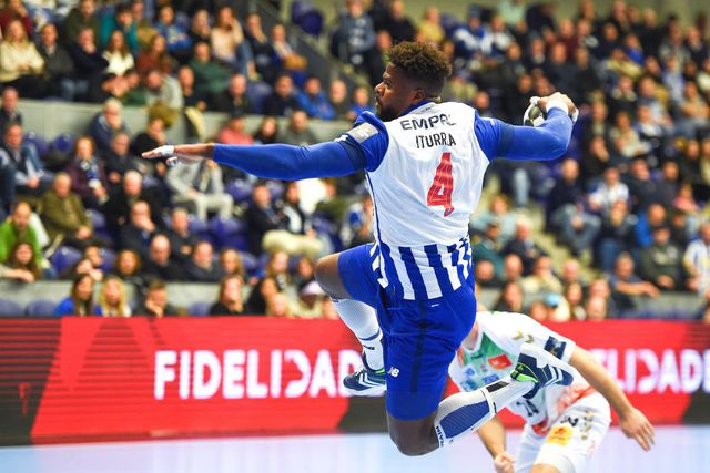 Andebol: Iturriza tem lesão grave pode ter acabado a época no FC Porto